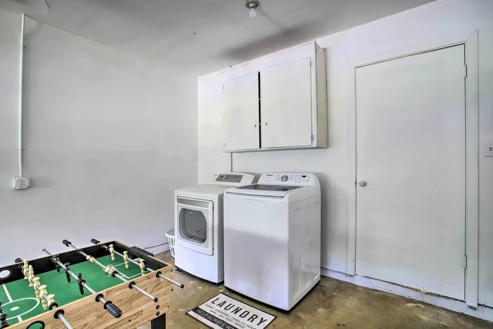 1 Mi to Main St: Brenham Retreat w/ Game Room