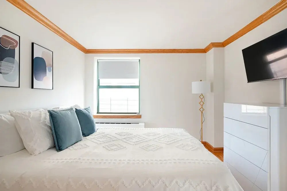 Contemporary 2 Bed 2 Bath Apt Bright and Sunny
