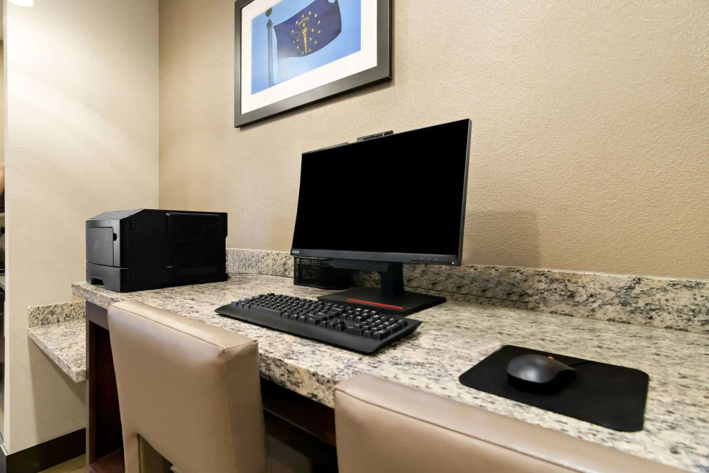 Comfort Suites Rensselaer near Fair Oaks