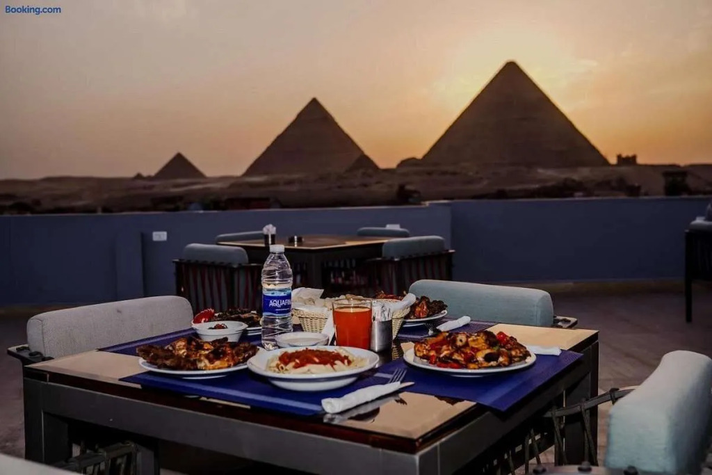 pyramids zh Noya inn