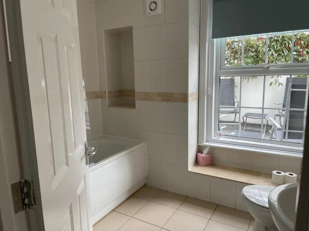 Spacious 2-bed Apartment With Free Parking