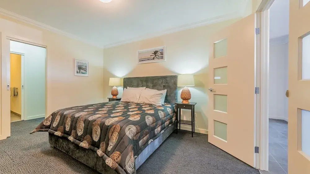 Thompson Avenue Apartments No.1