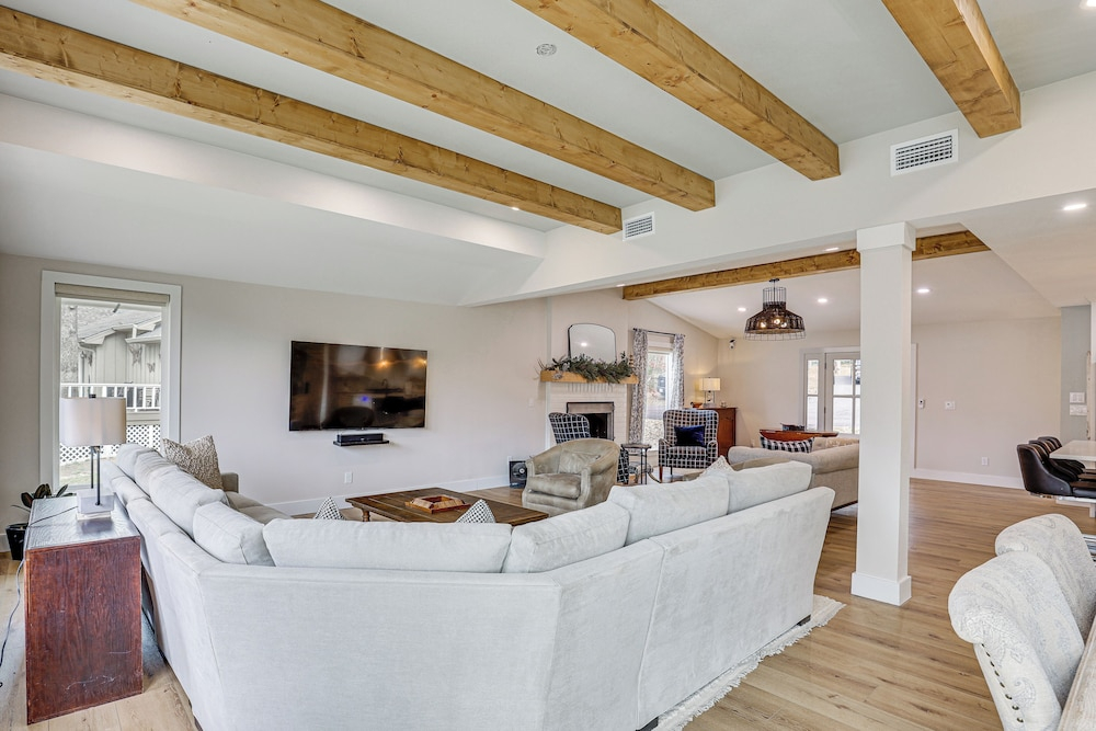 Fairway & Water Views! Peaceful Holly Lake Retreat
