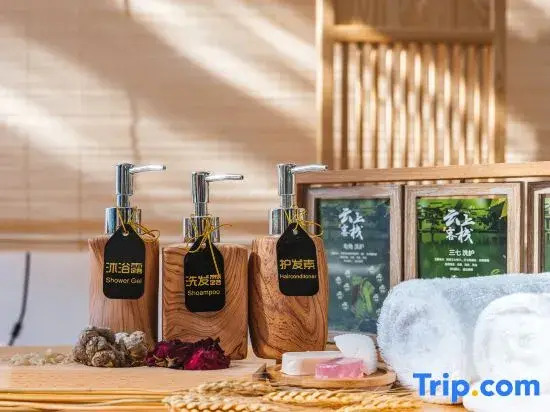 Yunshang Time Lake View Hot Spring Resort Homestay (Heshun Branch)