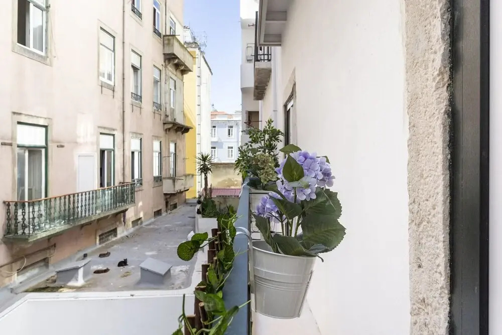 ALTIDO Chic 1BR Apt w/balcony close by Graça Viewpoint & tram stops
