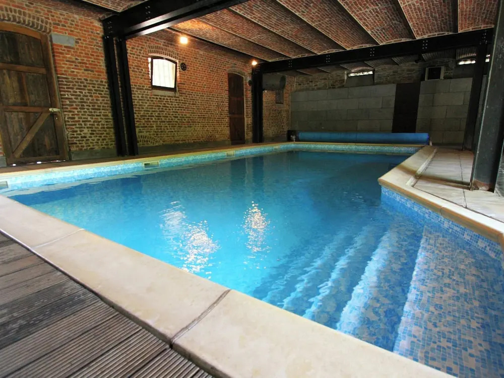Mansion with Pool, Néblon