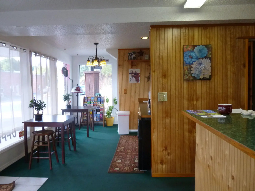 Cougar Land Motel
