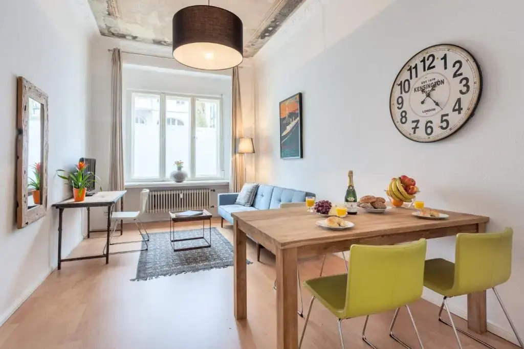 The Gleditsch - Central Schöneberg location, 1BR, 1 living room, group friendly, ideal for 2 - 4 Guests