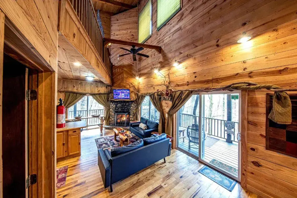 The TreeHouse - Rocking Chair Deck with Hot Tub below, Walking Distance to Downtown Helen, Sleeps 5
