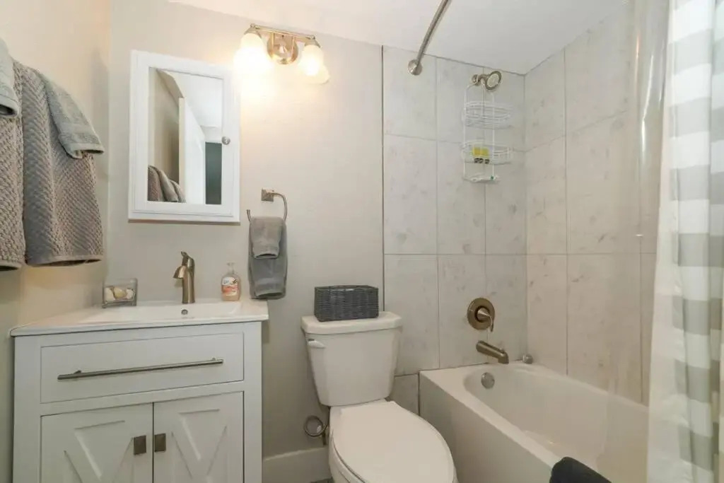 Siesta Key Village-Suite #4: A block to the Beach