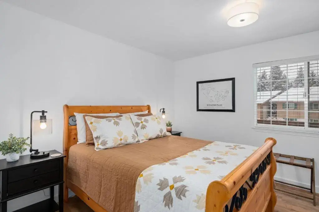 Alpine Escape Downtown Townhome w Hot tub Free Cruiser Bicycles
