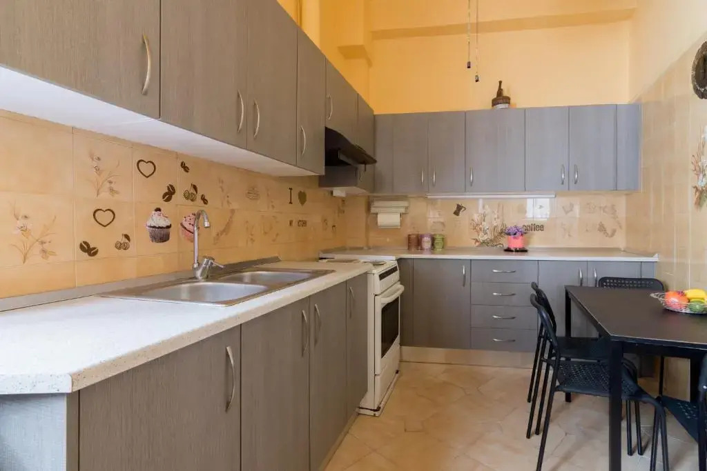 Delightful 2 bedroom flat next to Mikrolimano
