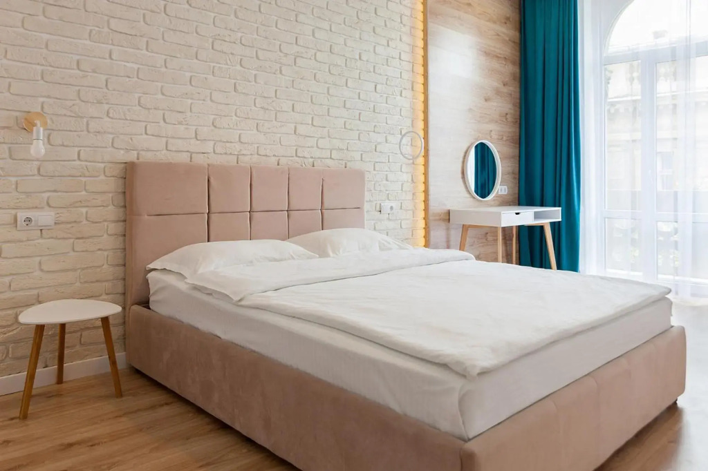 LEOGRAND Three Bedrooms VIP Apartment on Kniazia Romana 12