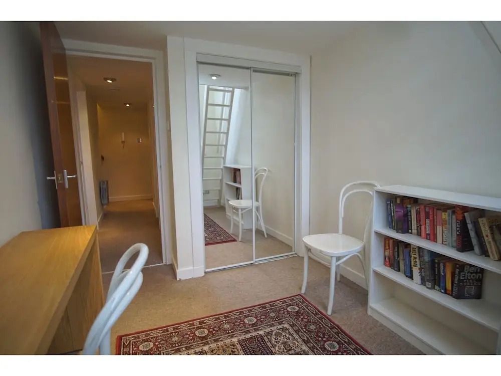 Bright, Spacious Old Town Flat for 6