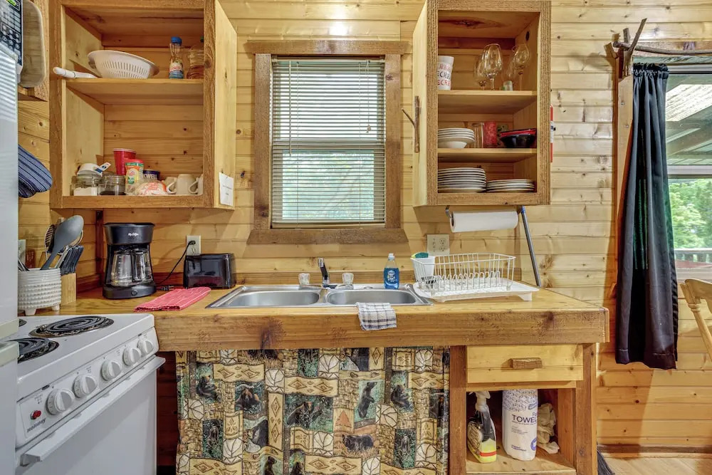 'cedar Falls Cabin 5': 1/2 Mile to Turner Falls