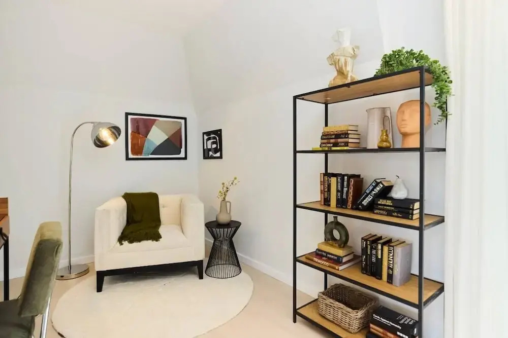 The Brondesbury Hideaway - Stylish 3bdr Flat With Balcony + Parking