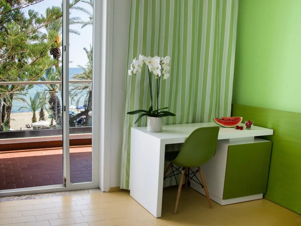 Zeus Hotels Palm Beach