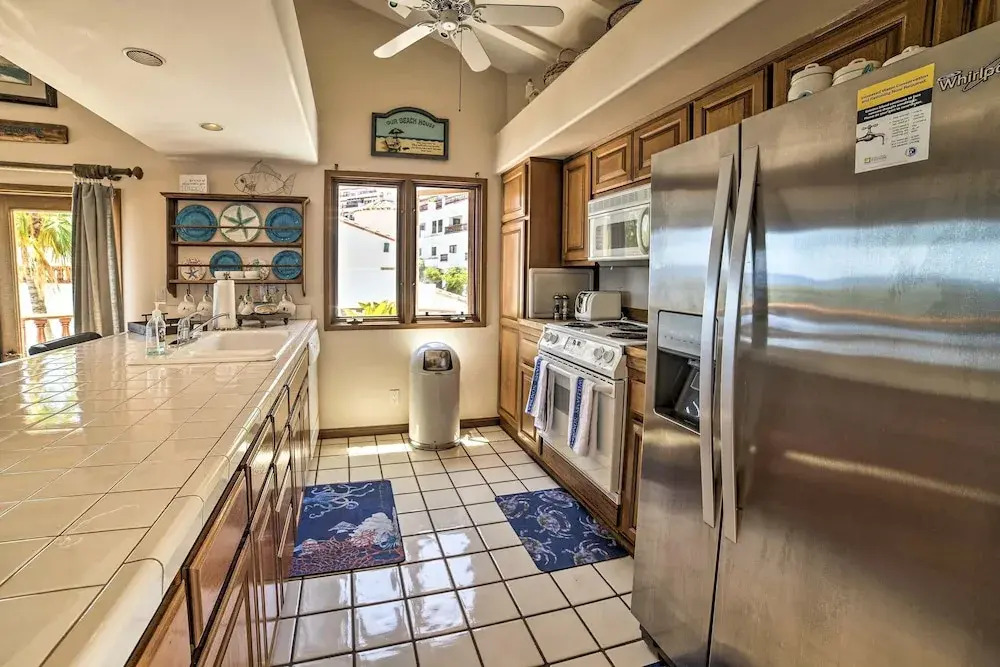 Ocean-view Hamilton Cove Penthouse W/ Pool & Gym 1 Bedroom Villa