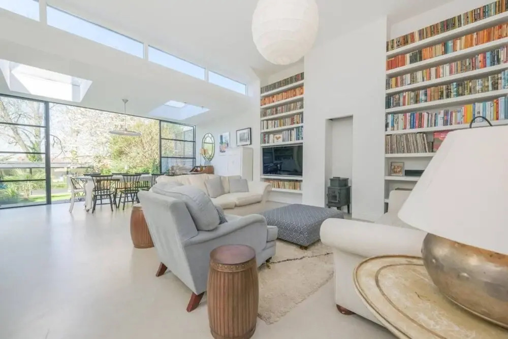 Spacious 5 Bedroom Home With Parking