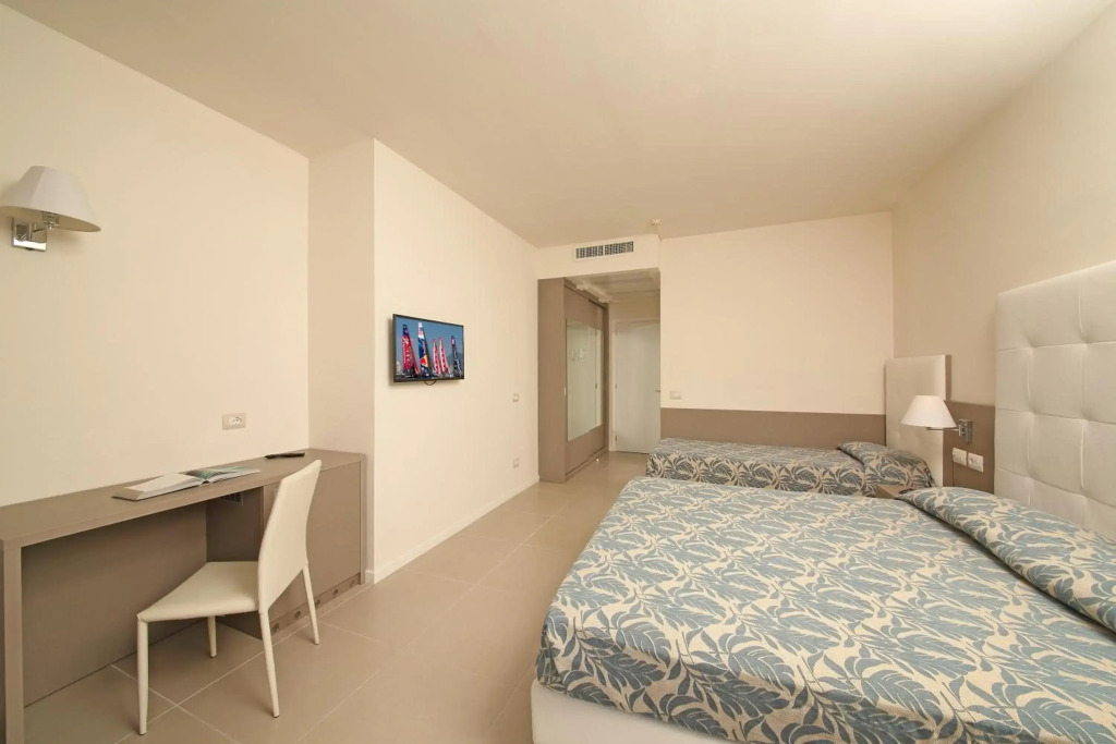Hotel Holiday