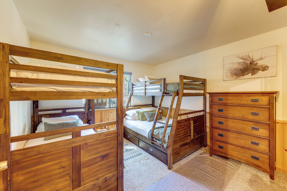 Multiple Decks! Cabin 1 Mi to Big Bear Lake Access