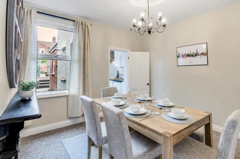 Marlborough Rest is a Quiet Central Holiday Home with Private Parking, Workspace and fully equiped Kitchen by Ginger and Gold