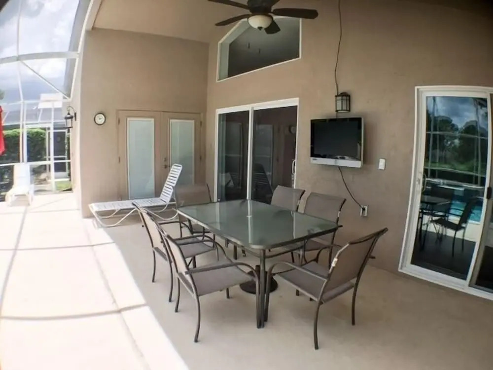 South Facing Pool - Bright Sunny ! 3 Bedroom Home by RedAwning