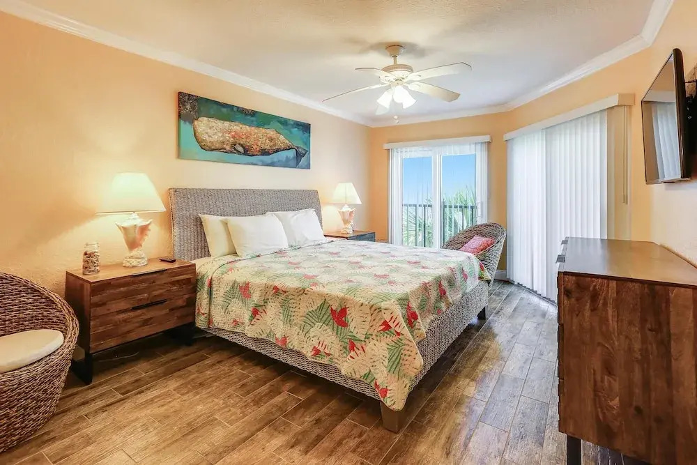 Land's End 303 Building 6 Updated / Beachfront Condo!