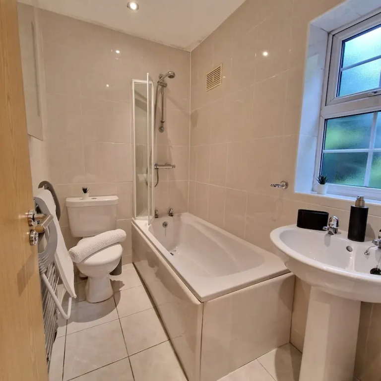 2-Bedroom with Free Parking in Coventry