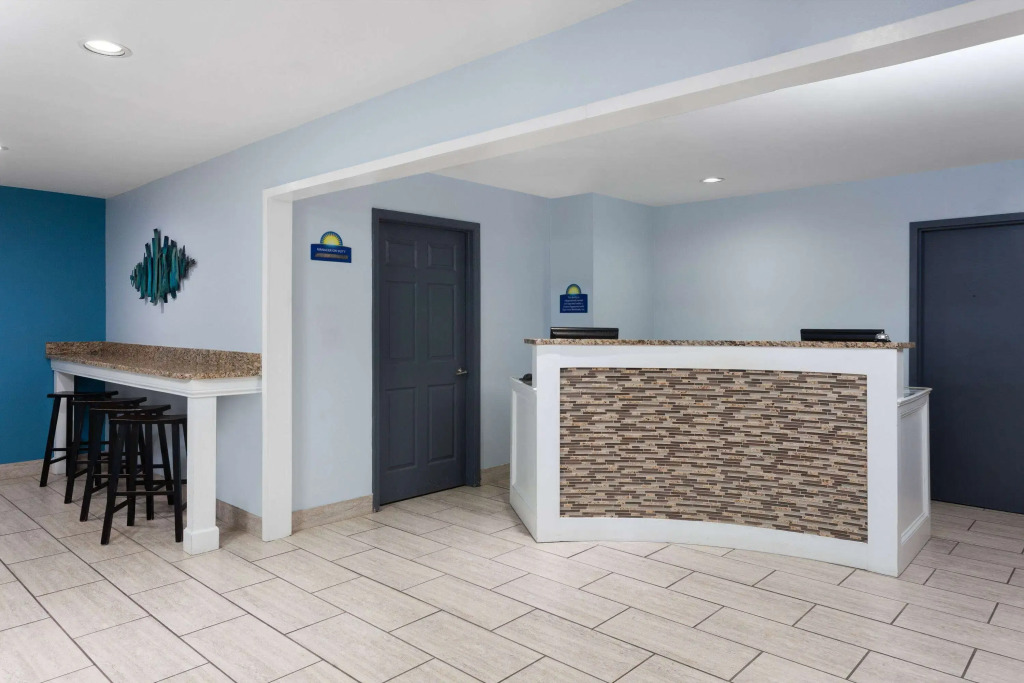 Days Inn & Suites by Wyndham Sellersburg