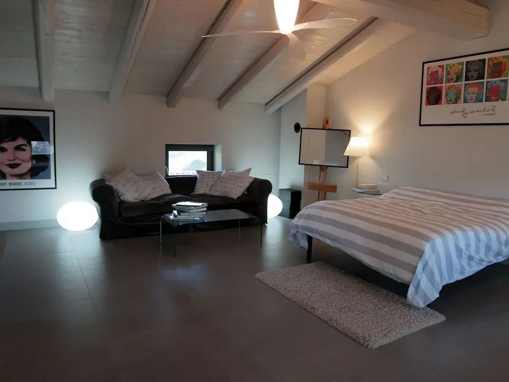 Detached villa with swimming pool, in the green hills and vineyards