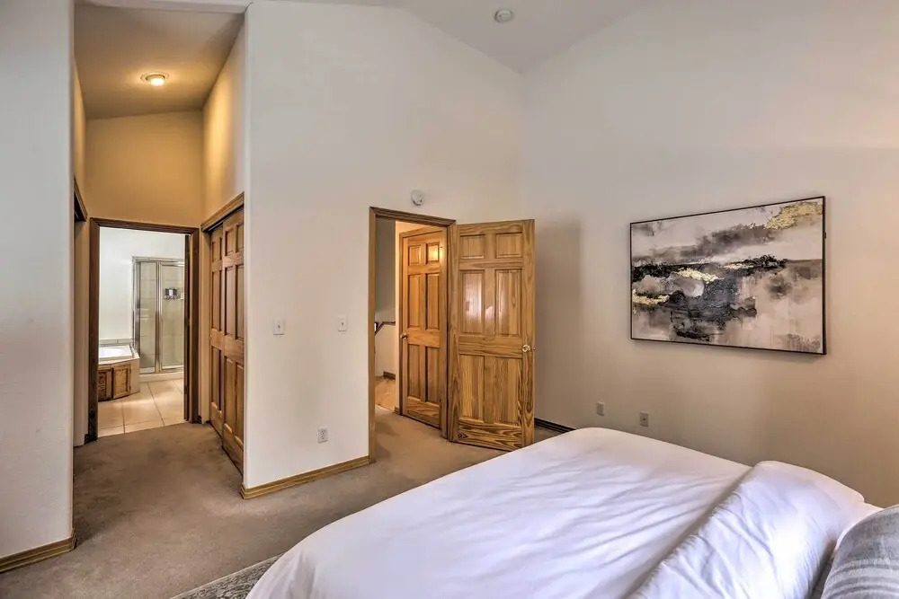 Secluded Retreat w/ Mountain Views in Evergreen