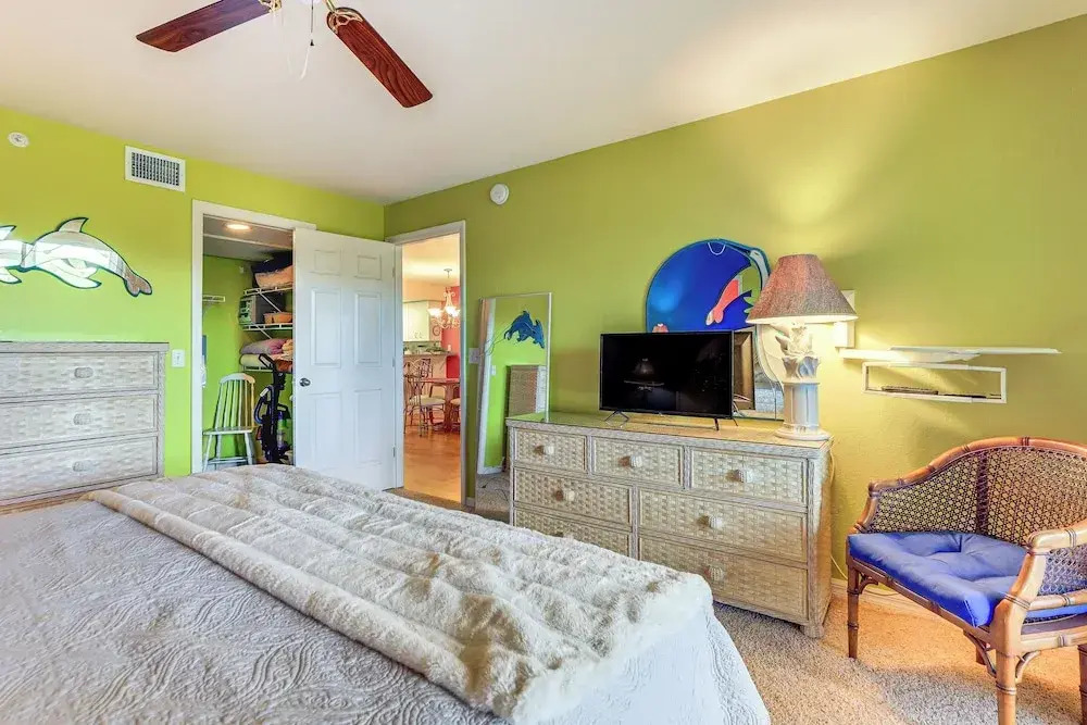 8 Mi to Beach w/ Pool Access: Englewood Condo!