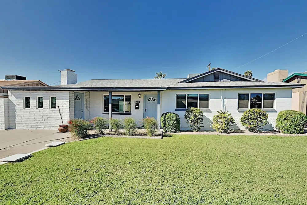 Designer Desert Escape In Old Town W/ Private Pool 4 Bedroom Home