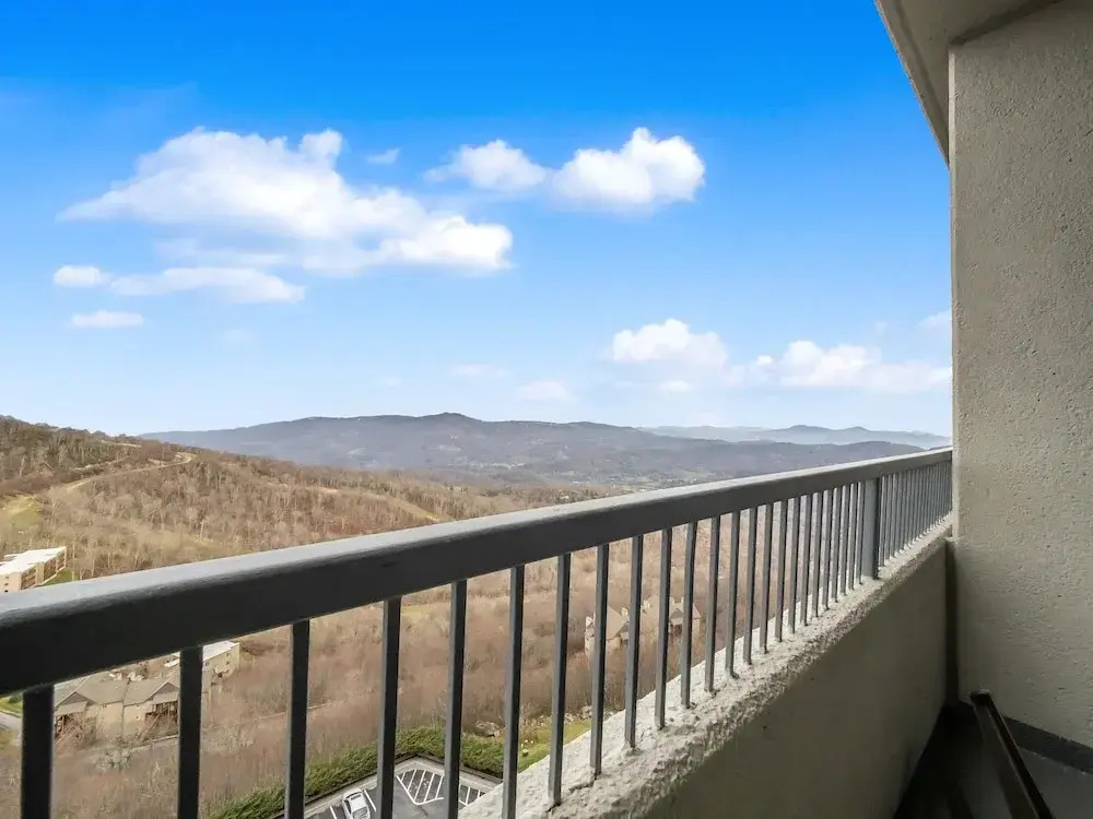 Uhost AI 2BR Condo w Balcony Great Views