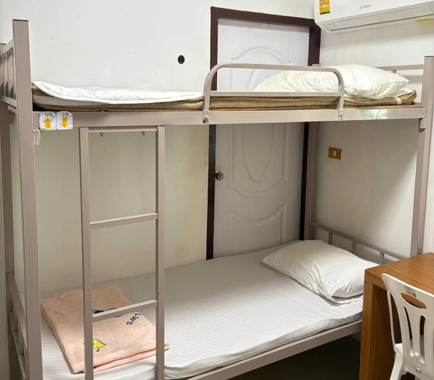 OYO 75577 Palace Hostel