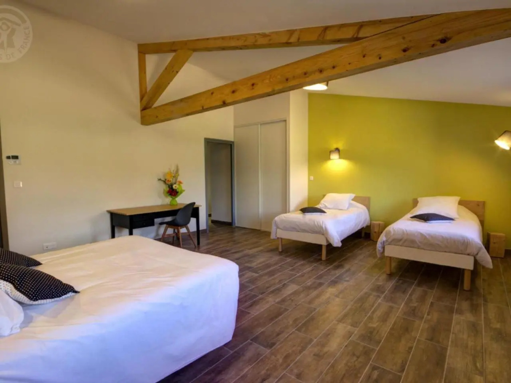 Gîte spacieux avec espace extérieur et jacuzzi à Montchal - FR-1-496-234
