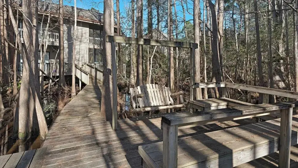 Pool + Tennis & Nature Trails & 6 Minutes to Beach