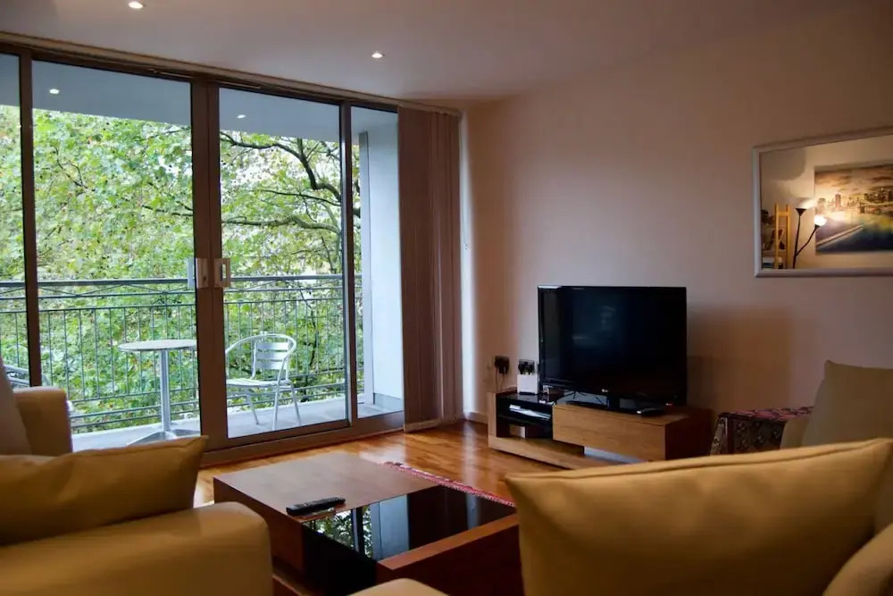 Central Waterloo 2 Bedroom Apartment With Balcony
