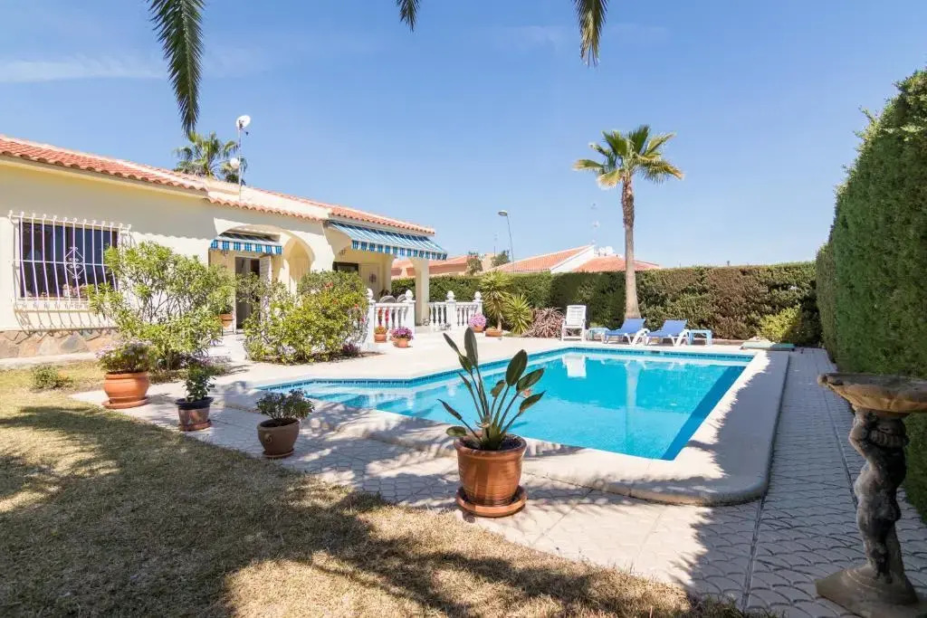 Charming one-floor villa with private pool in Los Balcones