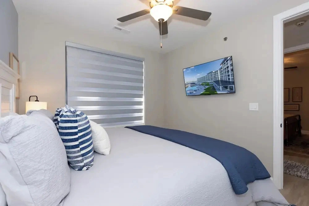 Topsider Condo w/ Stunning Lake Views, Shuffleboard & King Beds