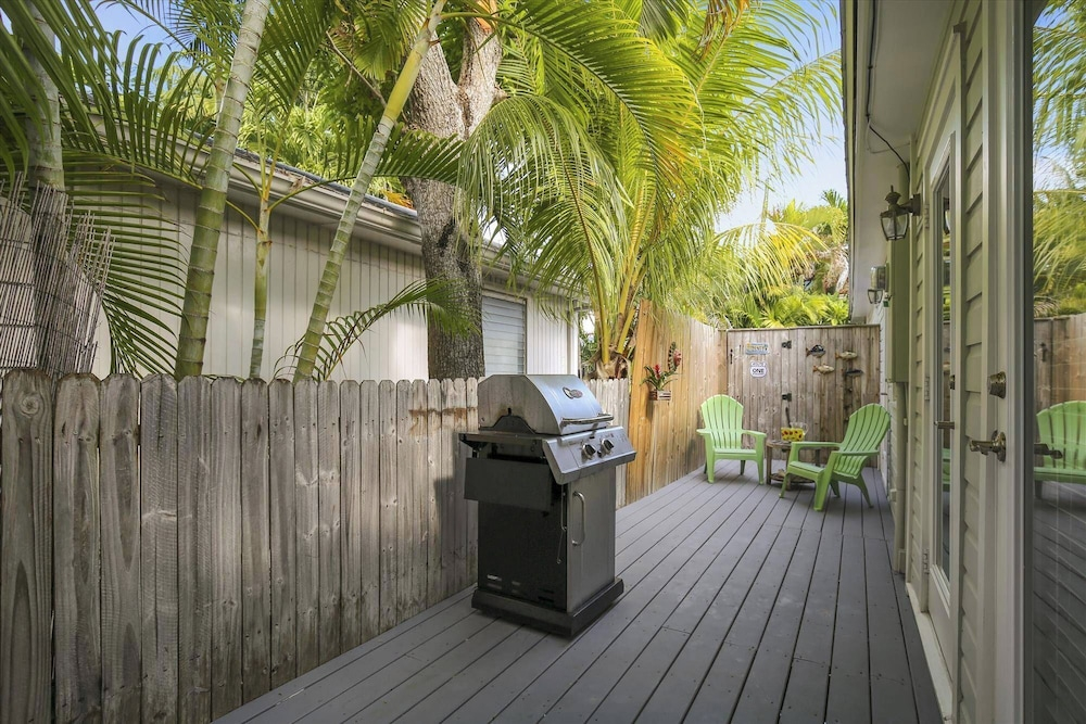 Paradise Palms by Avantstay Great Location w/ Outdoor Dining, BBQ Close to Higgs Beach Month Long Stays