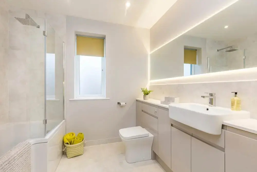 Stylish new Home With Parking - King Beds Garden