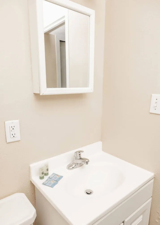 Convenient Apt W/shopping, Dining & Freeways