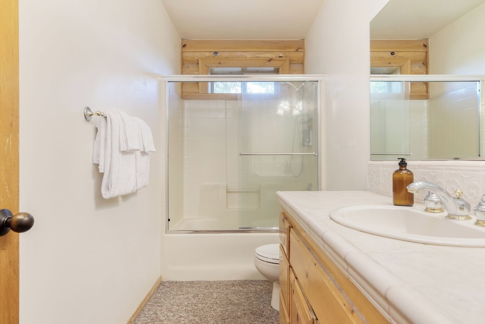 Tanglewood by AvantStay 10mins to Bear Mountain Contemporary Hillside Cabin