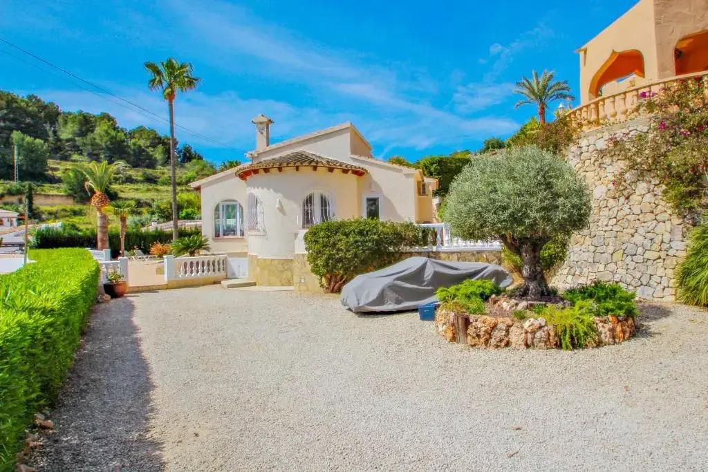 Alldo - hill side with private pool in Moraira