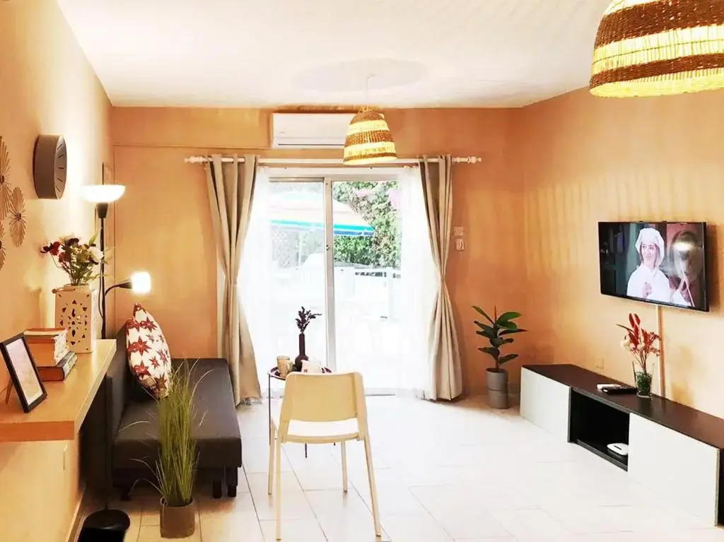 Seaside Maisonette 200M from sea