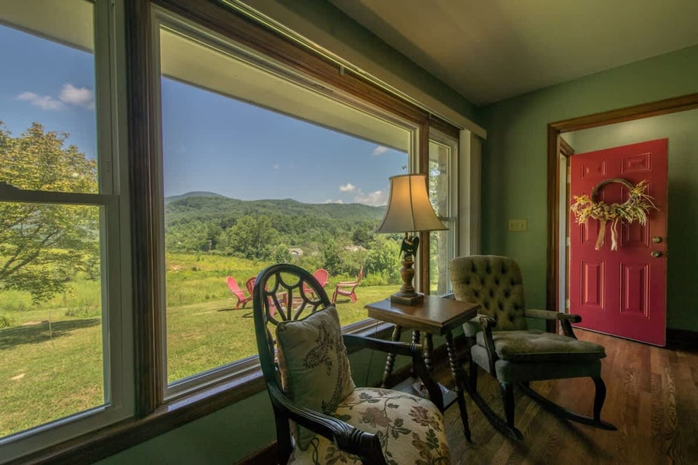 Charming 2BR w Firepit Mountain Views
