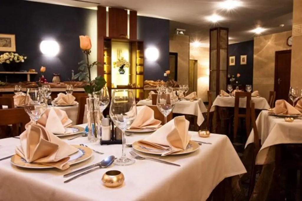 Hotel H12
