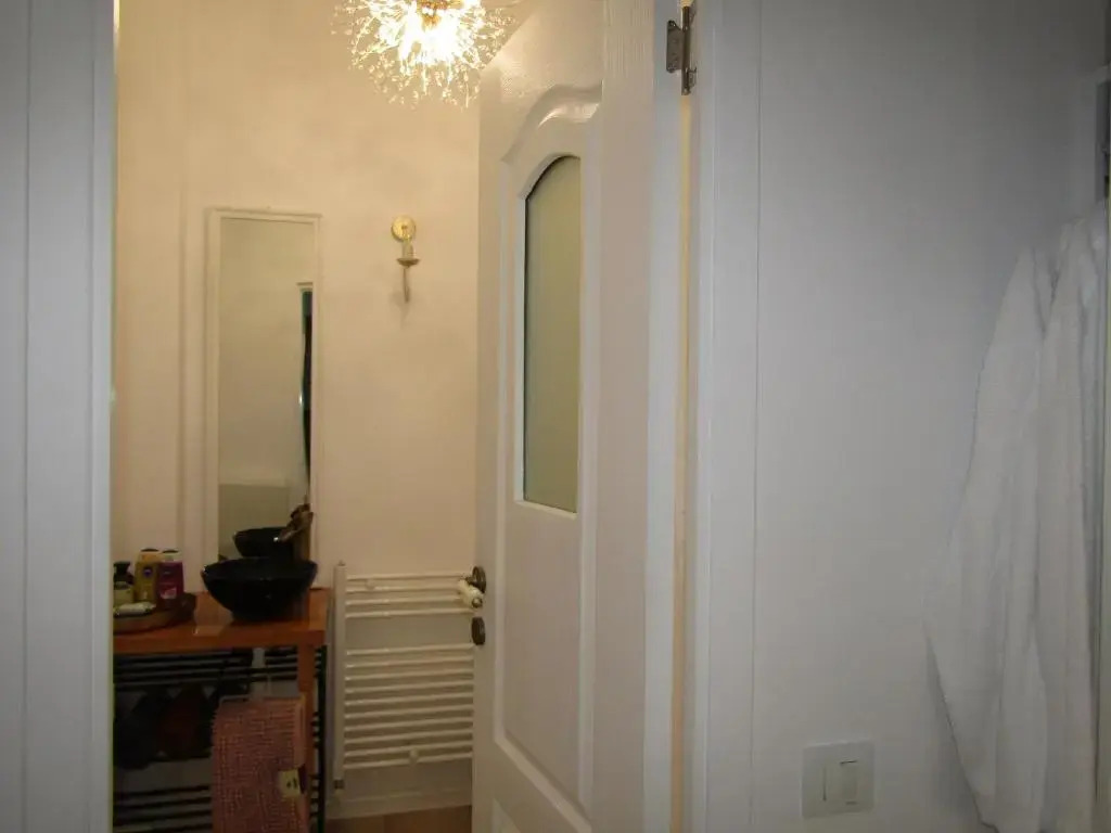 Homey Luxury- entire house, free parking, yard